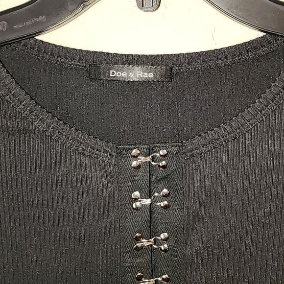 Doe & Rae Top with silver latches on top and sleeves NWOT - Picture 4 of 5